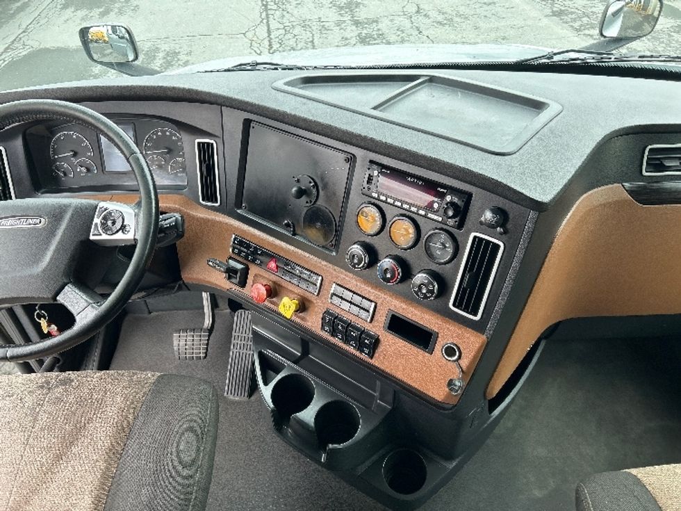 Sleeper Tractor-Heavy Duty Tractors-Freightliner-2021-T12664ST-Dartmouth-NS-821,245\n\t\tkm-$ 88,750 - Image 12