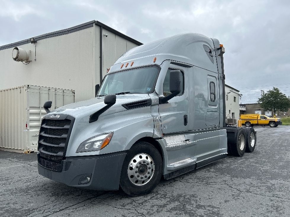 Sleeper Tractor-Heavy Duty Tractors-Freightliner-2021-T12664ST-Dartmouth-NS-821,245\n\t\tkm-$ 88,750 - Image 3
