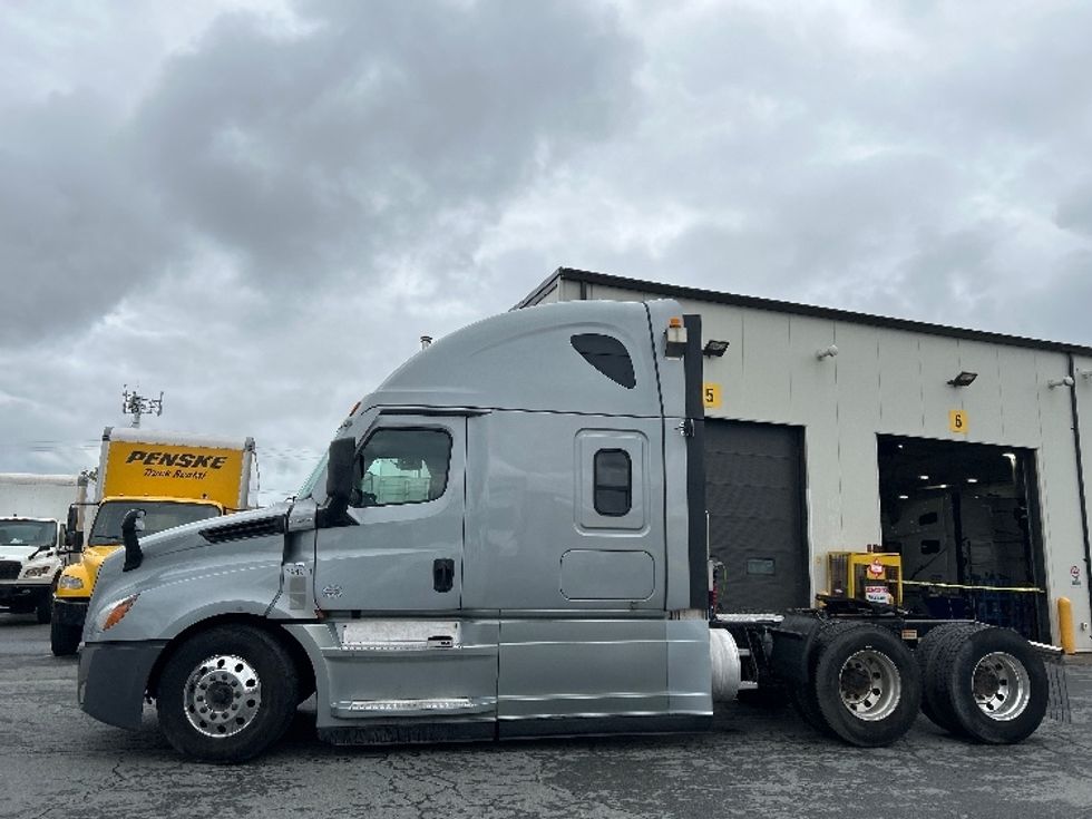 Sleeper Tractor-Heavy Duty Tractors-Freightliner-2021-T12664ST-Dartmouth-NS-821,245\n\t\tkm-$ 88,750 - Image 4