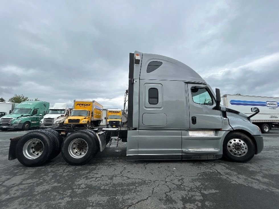 Sleeper Tractor-Heavy Duty Tractors-Freightliner-2021-T12664ST-Dartmouth-NS-821,245\n\t\tkm-$ 88,750 - Image 8