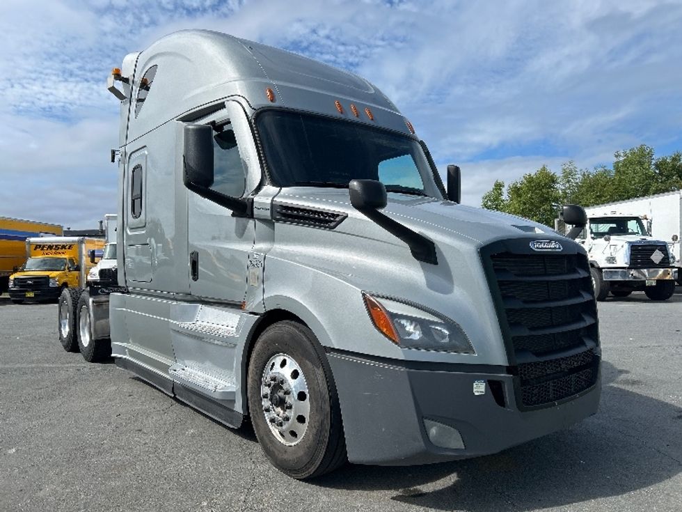Sleeper Tractor-Heavy Duty Tractors-Freightliner-2021-T12664ST-Dartmouth-NS-837,944\n\t\tkm-$ 88,250 - Image 1