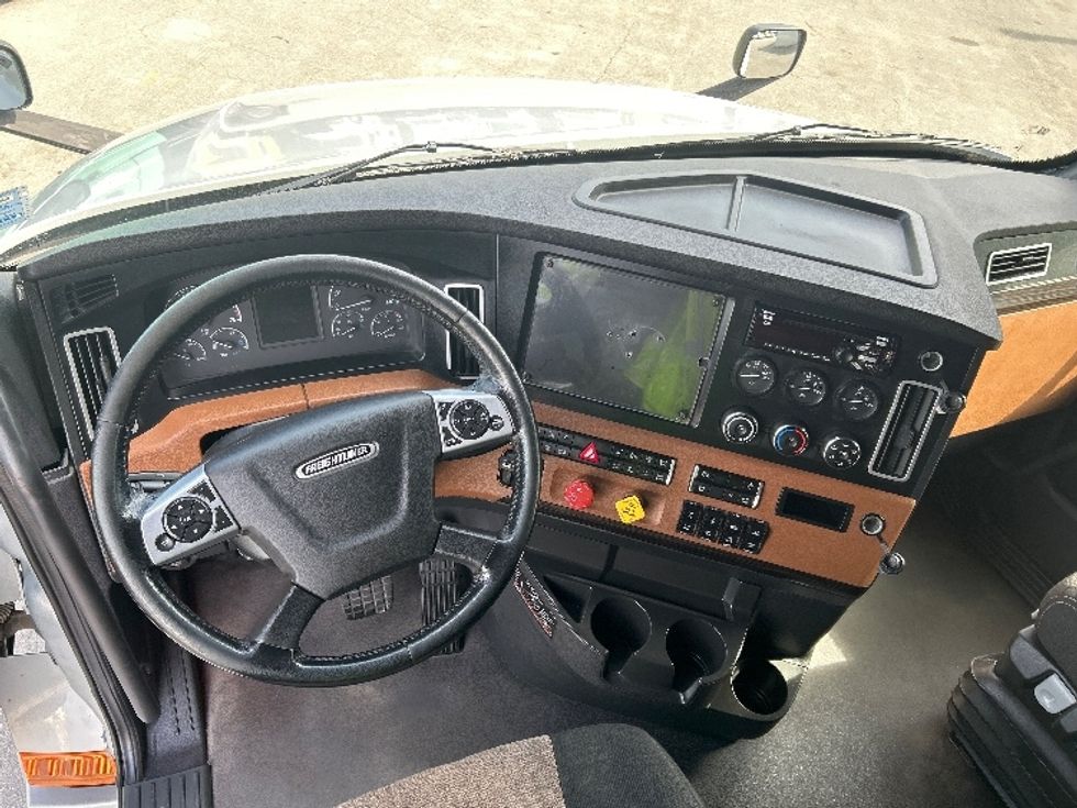 Sleeper Tractor-Heavy Duty Tractors-Freightliner-2021-T12664ST-Dartmouth-NS-837,944\n\t\tkm-$ 88,250 - Image 11