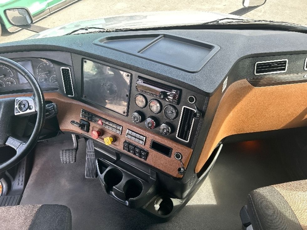 Sleeper Tractor-Heavy Duty Tractors-Freightliner-2021-T12664ST-Dartmouth-NS-837,944\n\t\tkm-$ 88,250 - Image 12