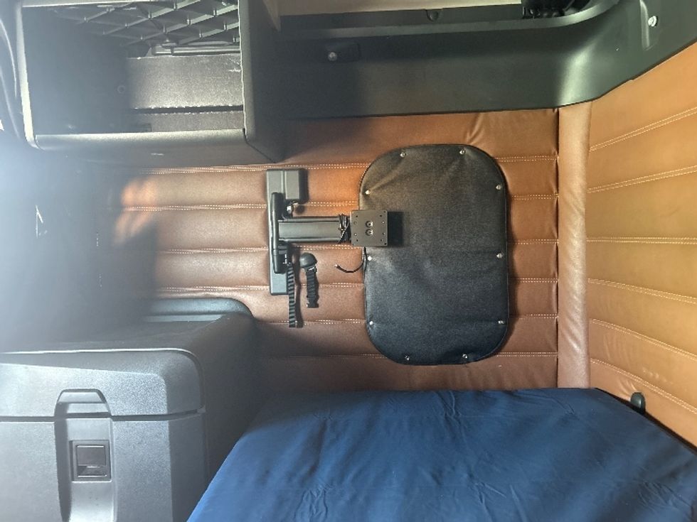 Sleeper Tractor-Heavy Duty Tractors-Freightliner-2021-T12664ST-Dartmouth-NS-837,944\n\t\tkm-$ 88,250 - Image 19