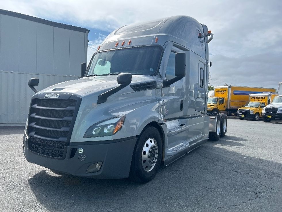 Sleeper Tractor-Heavy Duty Tractors-Freightliner-2021-T12664ST-Dartmouth-NS-837,944\n\t\tkm-$ 88,250 - Image 3