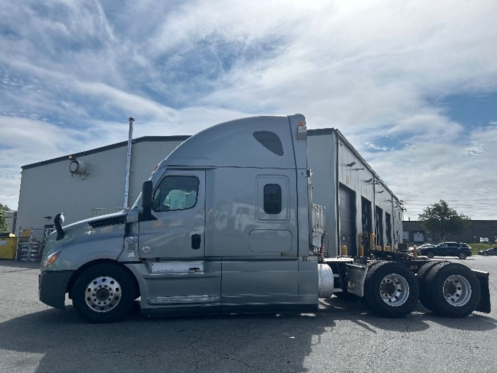 Sleeper Tractor-Heavy Duty Tractors-Freightliner-2021-T12664ST-Dartmouth-NS-837,944\n\t\tkm-$ 88,250 - Image 4