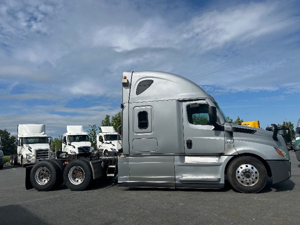 Sleeper Tractor-Heavy Duty Tractors-Freightliner-2021-T12664ST-Dartmouth-NS-837,944\n\t\tkm-$ 88,250 - Image 8