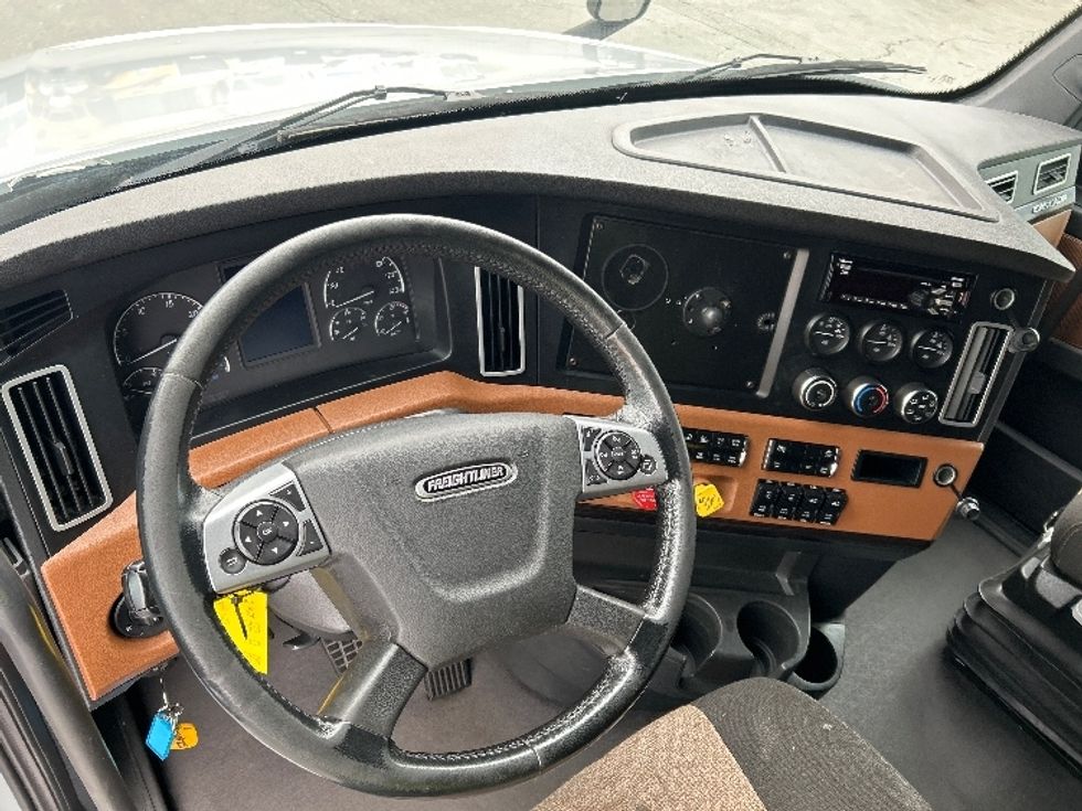 Sleeper Tractor-Heavy Duty Tractors-Freightliner-2021-T12664ST-Dartmouth-NS-863,277\n\t\tkm-$ 85,500 - Image 11