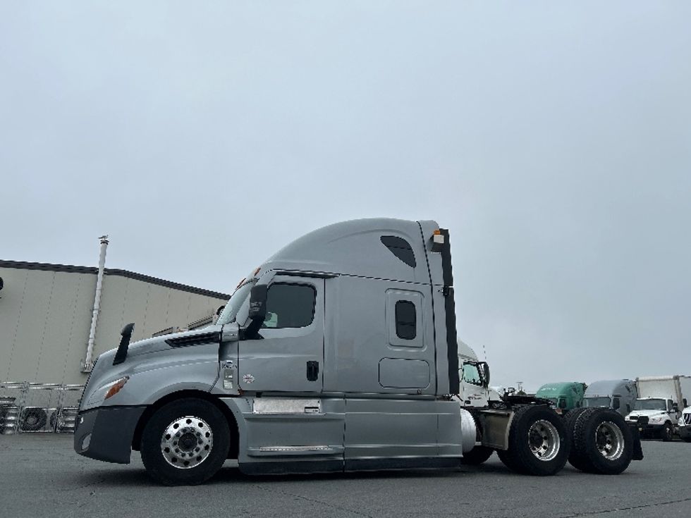 Sleeper Tractor-Heavy Duty Tractors-Freightliner-2021-T12664ST-Dartmouth-NS-863,277\n\t\tkm-$ 85,500 - Image 4