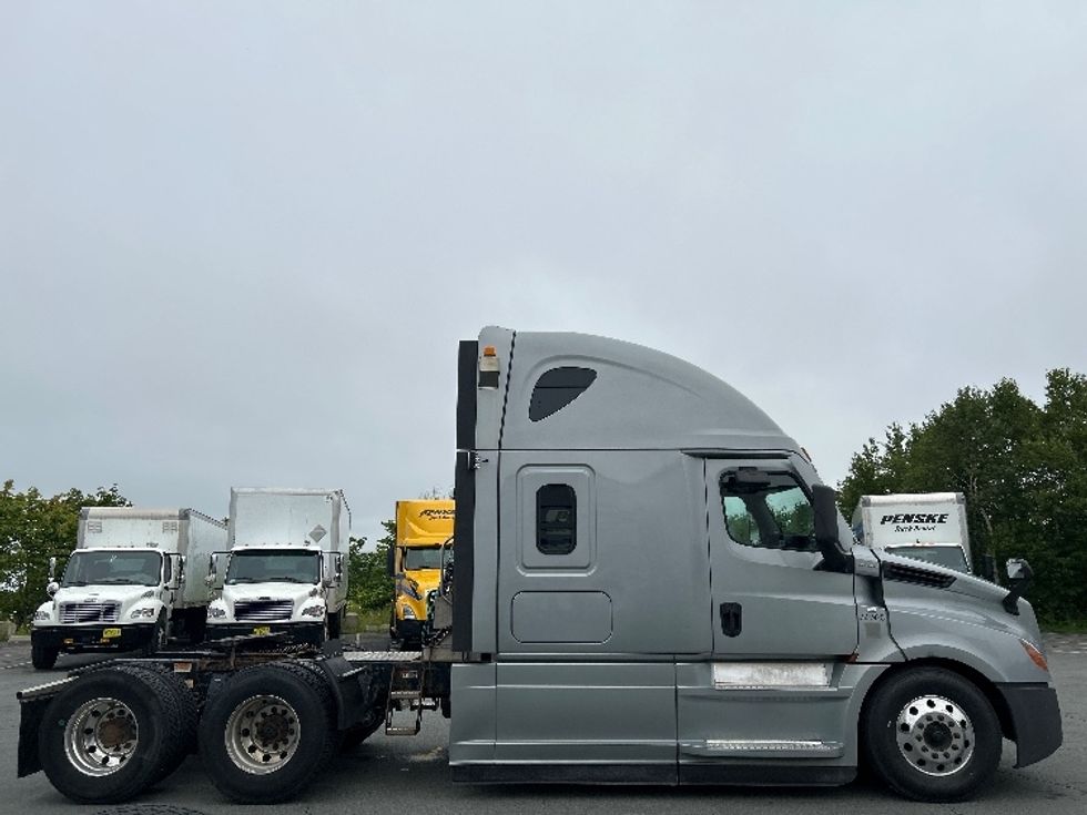 Sleeper Tractor-Heavy Duty Tractors-Freightliner-2021-T12664ST-Dartmouth-NS-863,277\n\t\tkm-$ 85,500 - Image 8