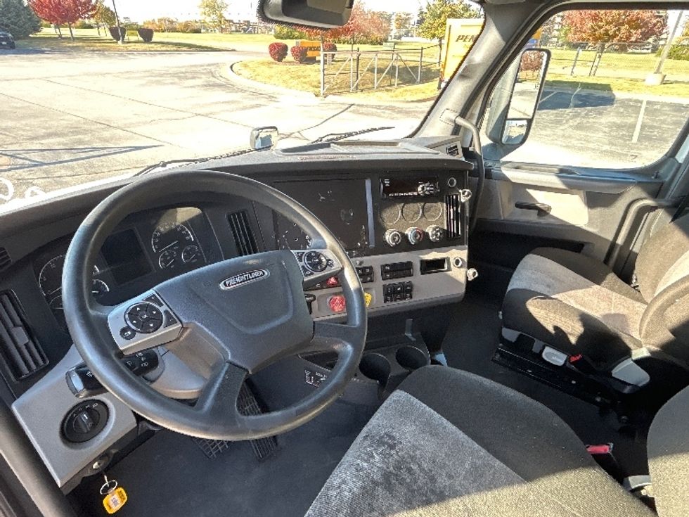 Sleeper Tractor-Heavy Duty Tractors-Freightliner-2021-T12664ST-Davenport-IA-546,042\n\t\tmiles-$ 60,500 - Image 10