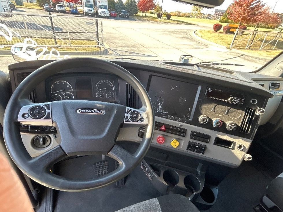 Sleeper Tractor-Heavy Duty Tractors-Freightliner-2021-T12664ST-Davenport-IA-546,042\n\t\tmiles-$ 60,500 - Image 11