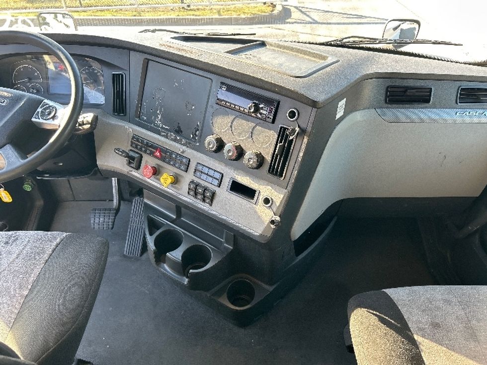 Sleeper Tractor-Heavy Duty Tractors-Freightliner-2021-T12664ST-Davenport-IA-546,042\n\t\tmiles-$ 60,500 - Image 12
