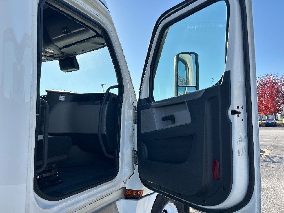 Sleeper Tractor-Heavy Duty Tractors-Freightliner-2021-T12664ST-Davenport-IA-546,042\n\t\tmiles-$ 60,500 - Image 13