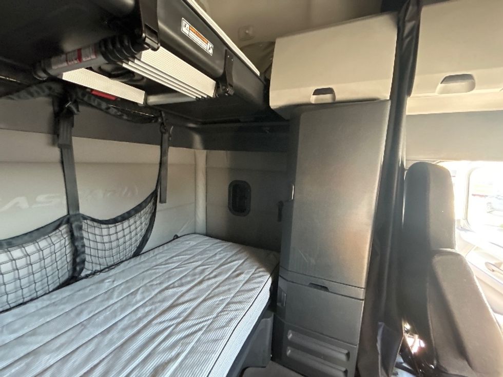 Sleeper Tractor-Heavy Duty Tractors-Freightliner-2021-T12664ST-Davenport-IA-546,042\n\t\tmiles-$ 60,500 - Image 18