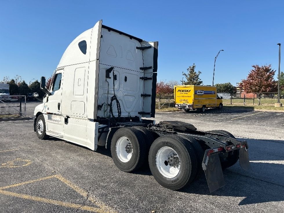 Sleeper Tractor-Heavy Duty Tractors-Freightliner-2021-T12664ST-Davenport-IA-546,042\n\t\tmiles-$ 60,500 - Image 5