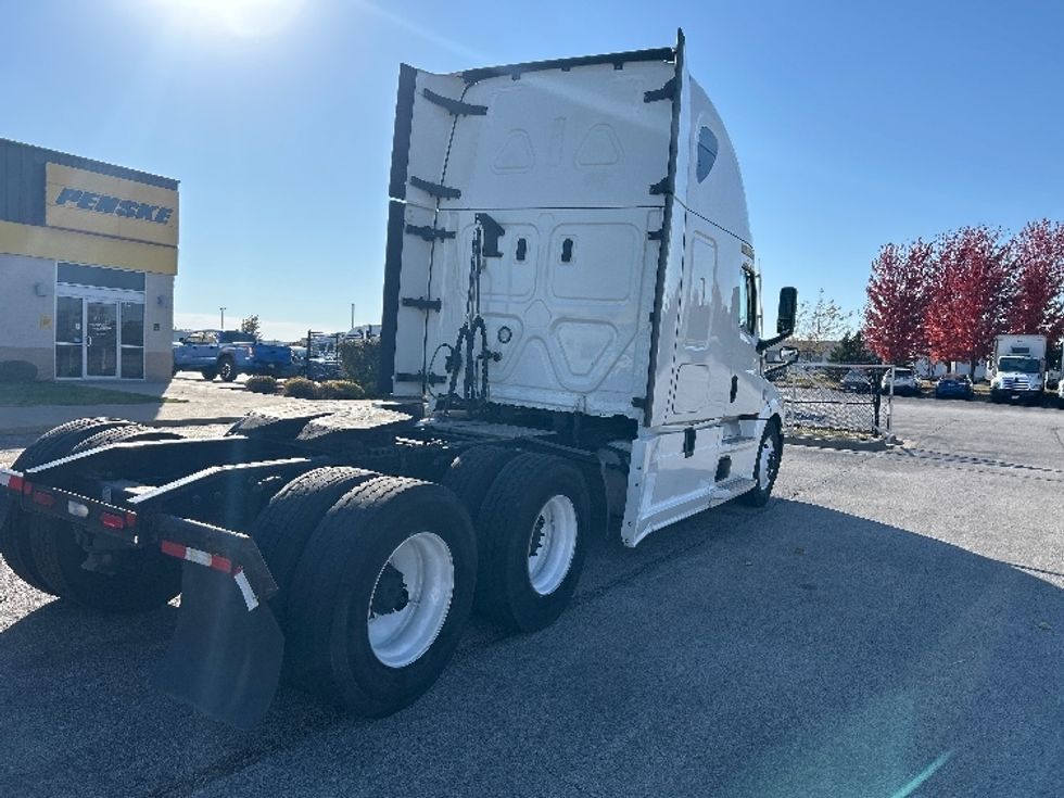 Sleeper Tractor-Heavy Duty Tractors-Freightliner-2021-T12664ST-Davenport-IA-546,042\n\t\tmiles-$ 60,500 - Image 7