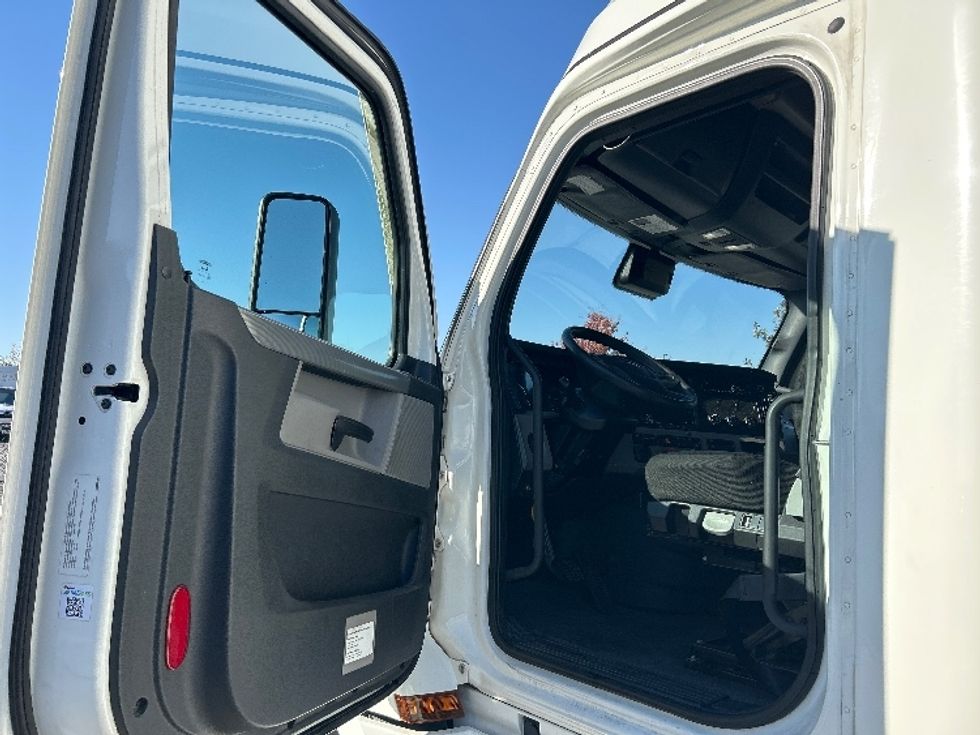 Sleeper Tractor-Heavy Duty Tractors-Freightliner-2021-T12664ST-Davenport-IA-546,042\n\t\tmiles-$ 60,500 - Image 9