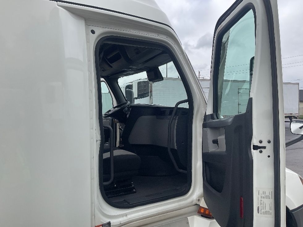 Sleeper Tractor-Heavy Duty Tractors-Freightliner-2021-T12664ST-Dayton-OH-632,884\n\t\tmiles-$ 50,750 - Image 12