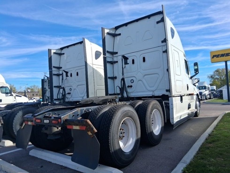 Sleeper Tractor-Heavy Duty Tractors-Freightliner-2021-T12664ST-Dayton-OH-632,884\n\t\tmiles-$ 50,750 - Image 6