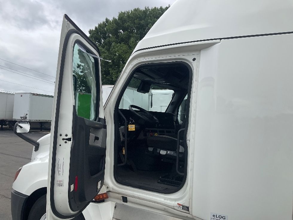 Sleeper Tractor-Heavy Duty Tractors-Freightliner-2021-T12664ST-Dayton-OH-632,884\n\t\tmiles-$ 50,750 - Image 8