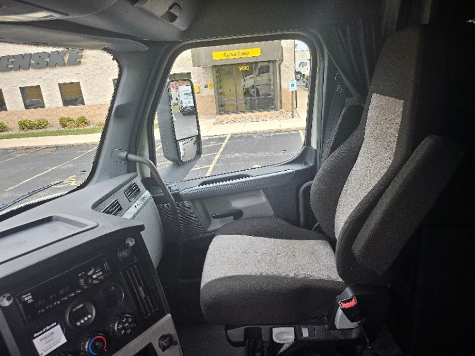 Sleeper Tractor-Heavy Duty Tractors-Freightliner-2021-T12664ST-De Pere-WI-434,106\n\t\tmiles-$ 69,000 - Image 10