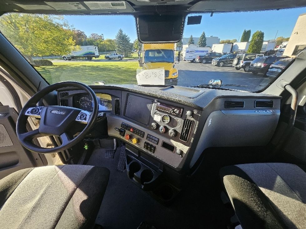 Sleeper Tractor-Heavy Duty Tractors-Freightliner-2021-T12664ST-De Pere-WI-434,106\n\t\tmiles-$ 69,000 - Image 12