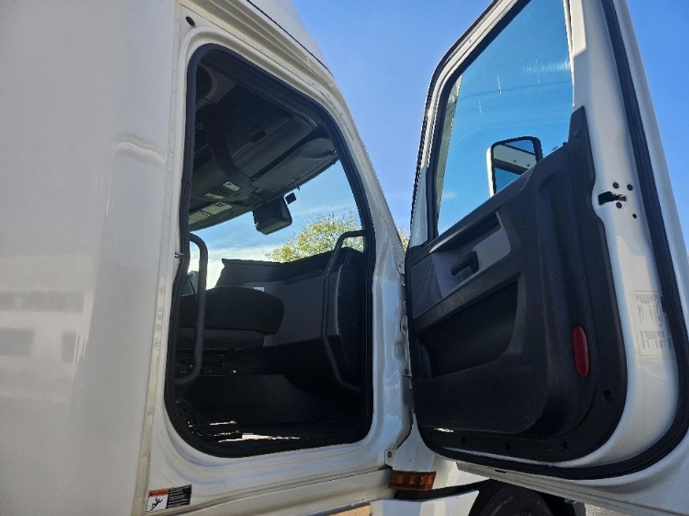 Sleeper Tractor-Heavy Duty Tractors-Freightliner-2021-T12664ST-De Pere-WI-434,106\n\t\tmiles-$ 69,000 - Image 13