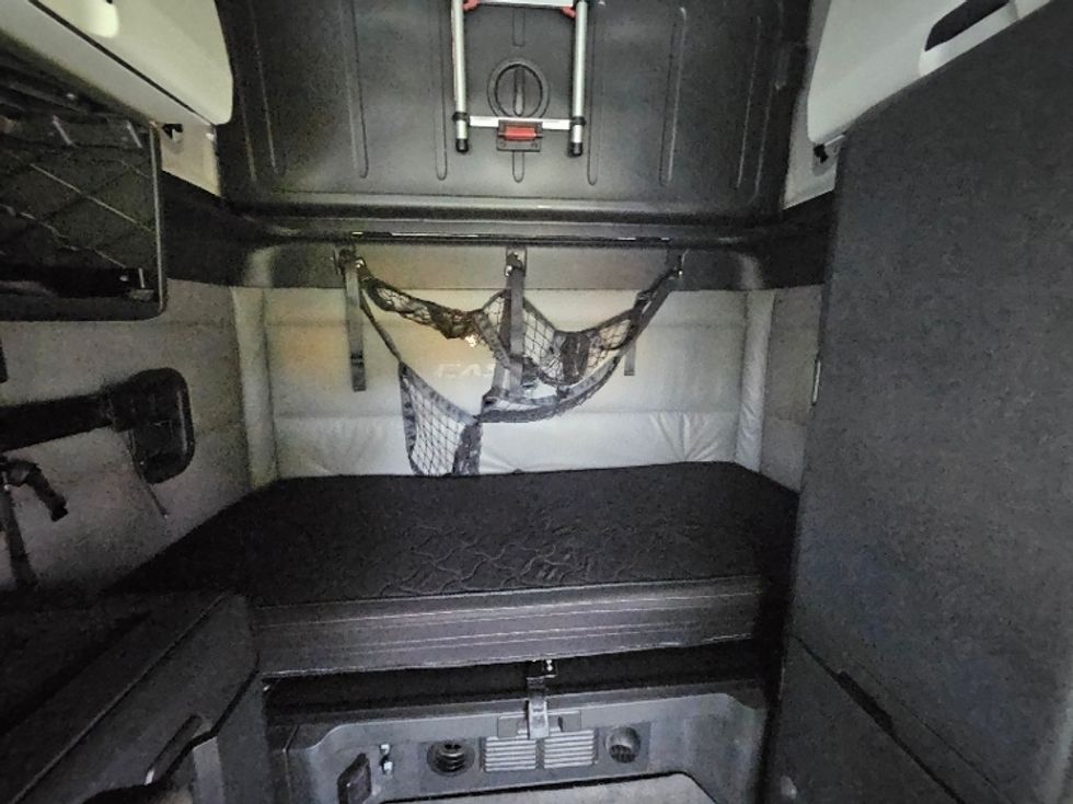 Sleeper Tractor-Heavy Duty Tractors-Freightliner-2021-T12664ST-De Pere-WI-434,106\n\t\tmiles-$ 69,000 - Image 16