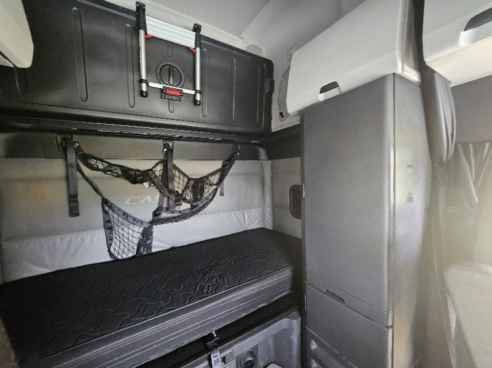 Sleeper Tractor-Heavy Duty Tractors-Freightliner-2021-T12664ST-De Pere-WI-434,106\n\t\tmiles-$ 69,000 - Image 17