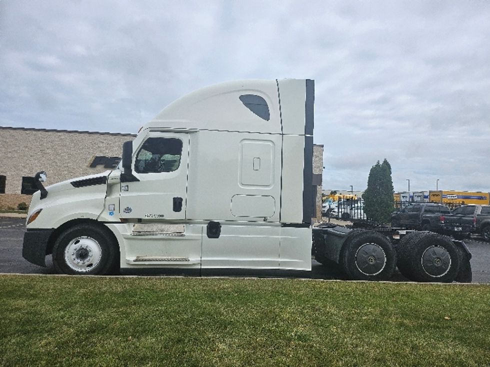 Sleeper Tractor-Heavy Duty Tractors-Freightliner-2021-T12664ST-De Pere-WI-434,106\n\t\tmiles-$ 69,000 - Image 4