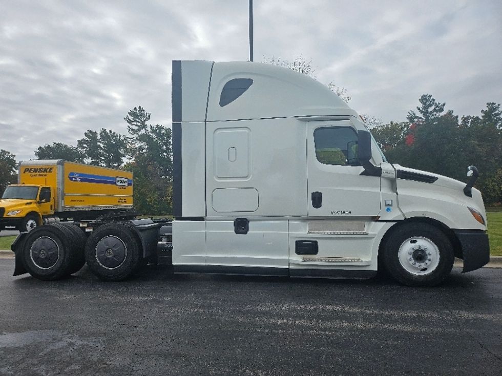 Sleeper Tractor-Heavy Duty Tractors-Freightliner-2021-T12664ST-De Pere-WI-434,106\n\t\tmiles-$ 69,000 - Image 8