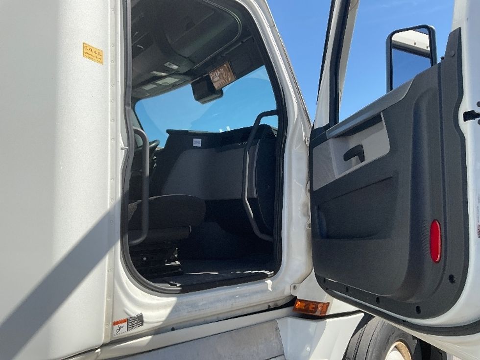 Sleeper Tractor-Heavy Duty Tractors-Freightliner-2021-T12664ST-De Pere-WI-555,976\n\t\tmiles-$ 56,500 - Image 13