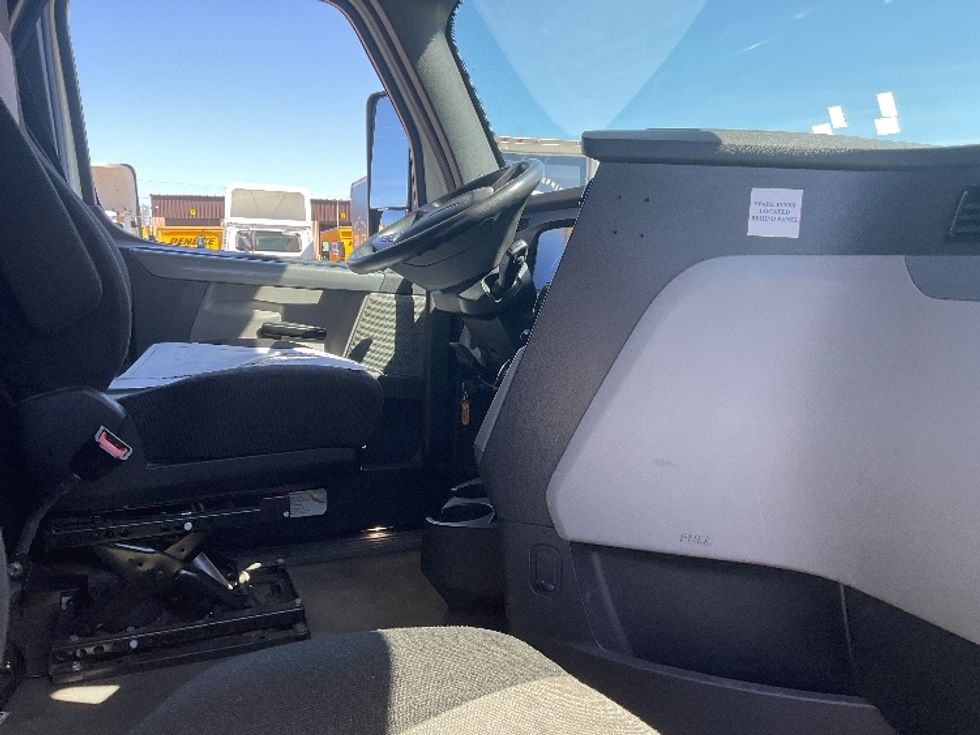 Sleeper Tractor-Heavy Duty Tractors-Freightliner-2021-T12664ST-De Pere-WI-555,976\n\t\tmiles-$ 56,500 - Image 15