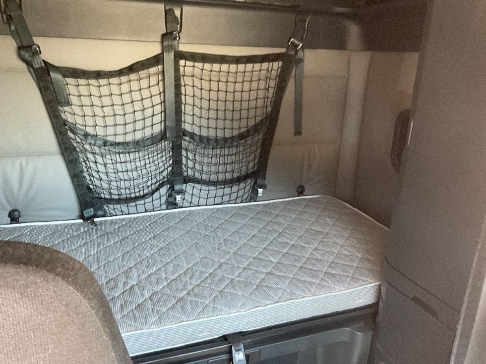 Sleeper Tractor-Heavy Duty Tractors-Freightliner-2021-T12664ST-De Pere-WI-555,976\n\t\tmiles-$ 56,500 - Image 16