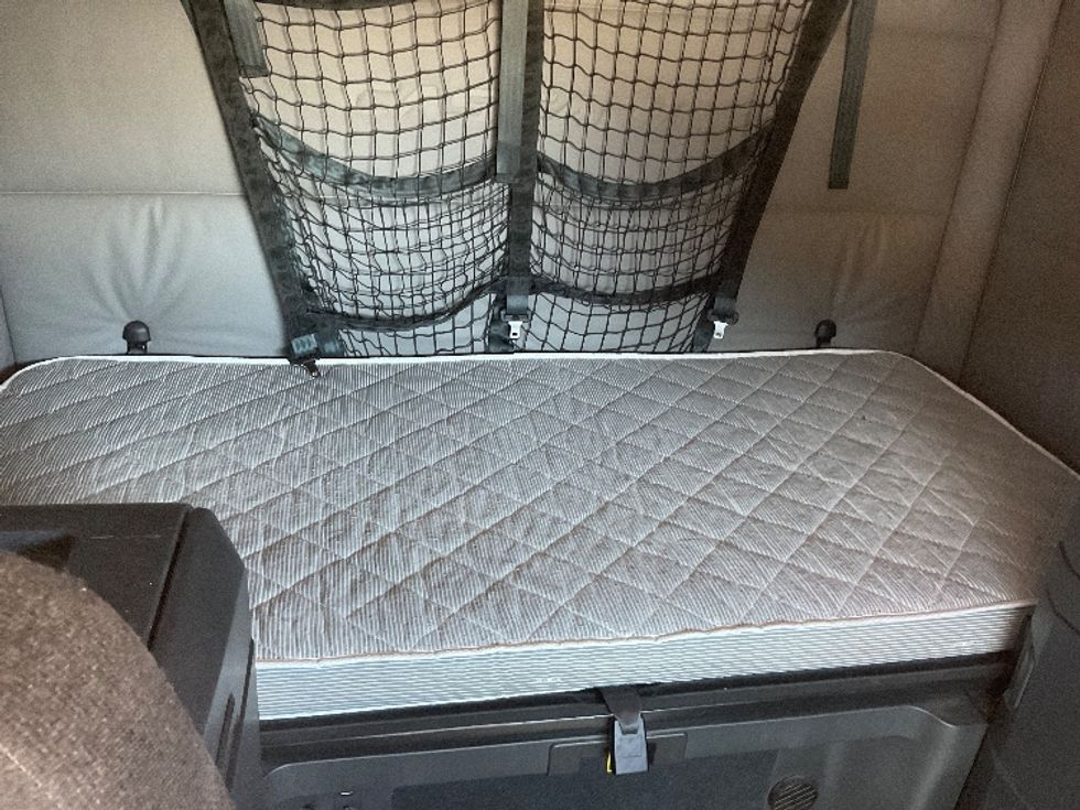 Sleeper Tractor-Heavy Duty Tractors-Freightliner-2021-T12664ST-De Pere-WI-555,976\n\t\tmiles-$ 56,500 - Image 17