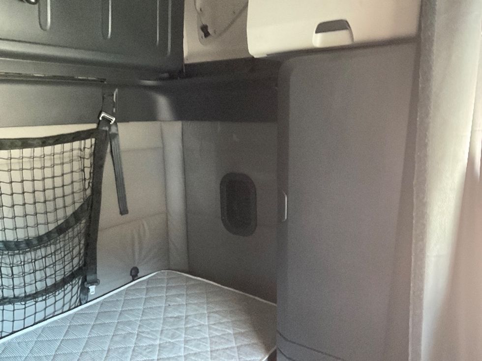 Sleeper Tractor-Heavy Duty Tractors-Freightliner-2021-T12664ST-De Pere-WI-555,976\n\t\tmiles-$ 56,500 - Image 18