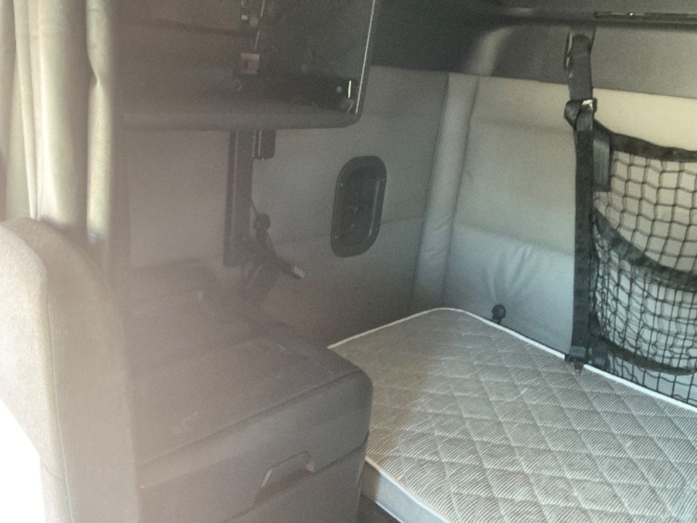 Sleeper Tractor-Heavy Duty Tractors-Freightliner-2021-T12664ST-De Pere-WI-555,976\n\t\tmiles-$ 56,500 - Image 19