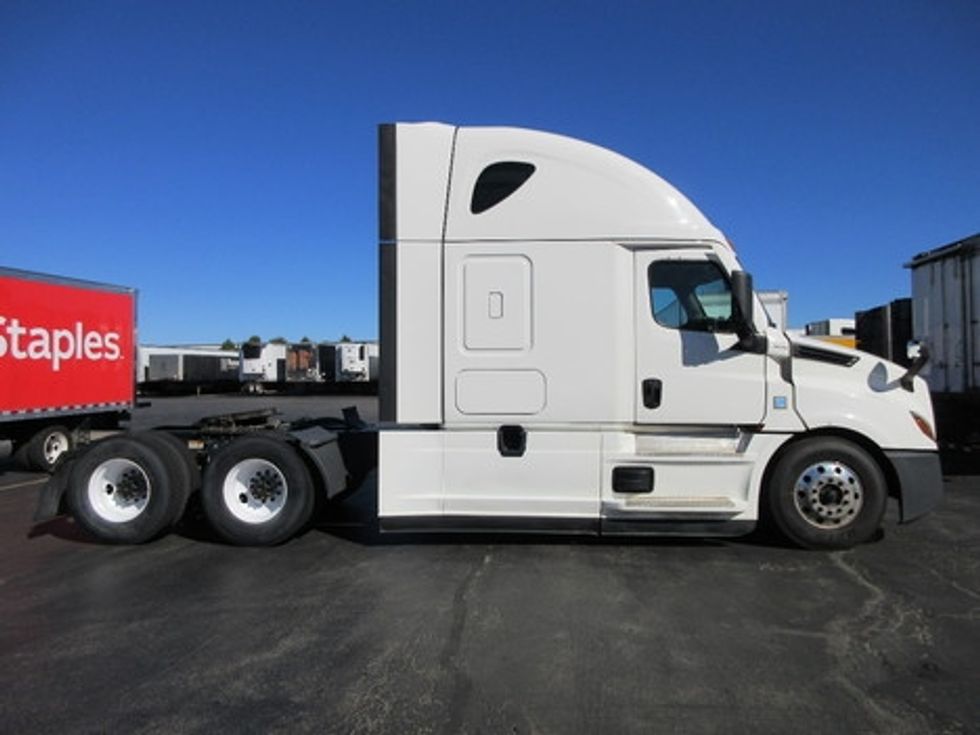 Sleeper Tractor-Heavy Duty Tractors-Freightliner-2021-T12664ST-De Pere-WI-555,976\n\t\tmiles-$ 56,500 - Image 4