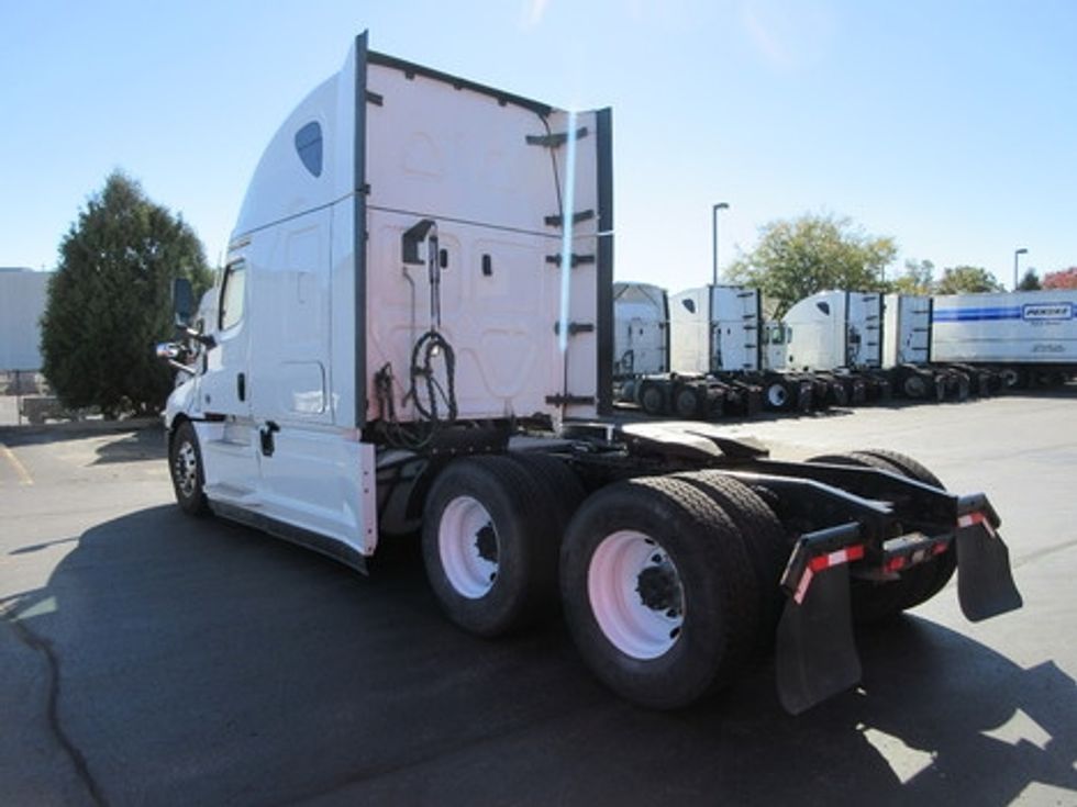 Sleeper Tractor-Heavy Duty Tractors-Freightliner-2021-T12664ST-De Pere-WI-555,976\n\t\tmiles-$ 56,500 - Image 7