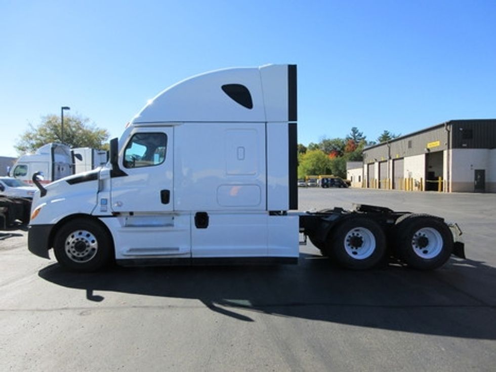 Sleeper Tractor-Heavy Duty Tractors-Freightliner-2021-T12664ST-De Pere-WI-555,976\n\t\tmiles-$ 56,500 - Image 8