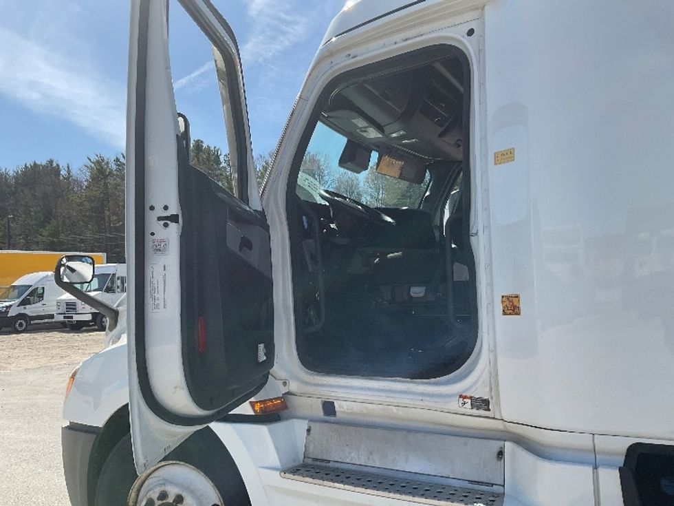 Sleeper Tractor-Heavy Duty Tractors-Freightliner-2021-T12664ST-De Pere-WI-555,976\n\t\tmiles-$ 56,500 - Image 9