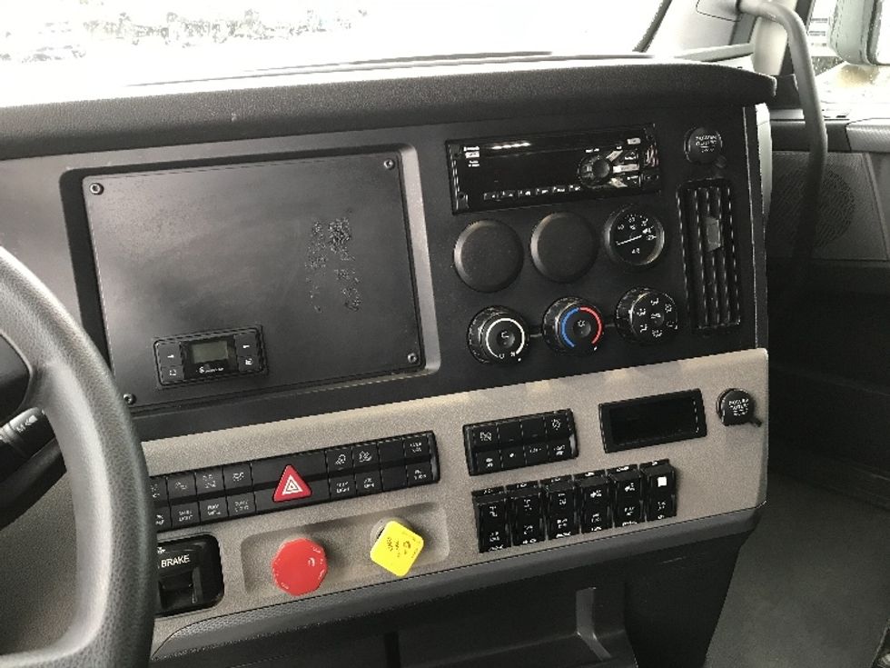 Sleeper Tractor-Heavy Duty Tractors-Freightliner-2021-T12664ST-Delta-BC-739,255\n\t\tkm-$ 78,750 - Image 12