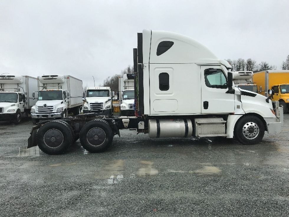Sleeper Tractor-Heavy Duty Tractors-Freightliner-2021-T12664ST-Delta-BC-739,255\n\t\tkm-$ 78,750 - Image 8