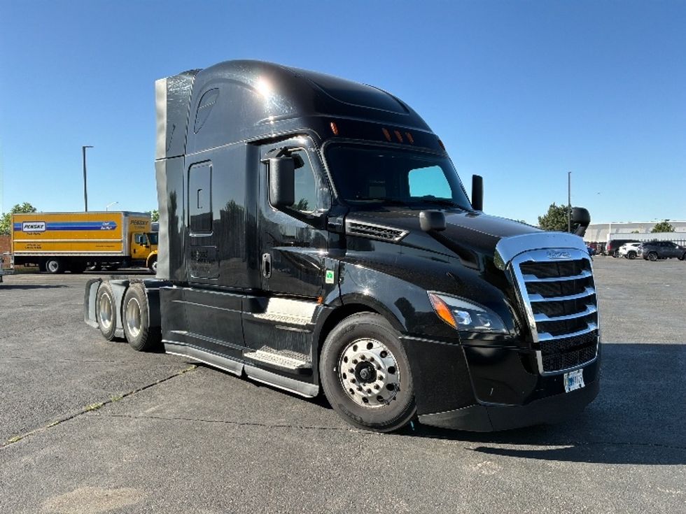 Sleeper Tractor-Heavy Duty Tractors-Freightliner-2021-T12664ST-Denver-CO-725,429\n\t\tmiles-$ 38,750 - Image 1