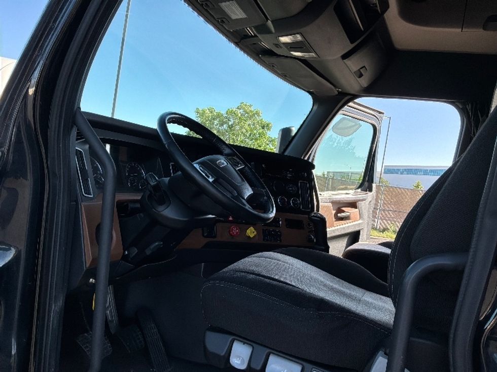 Sleeper Tractor-Heavy Duty Tractors-Freightliner-2021-T12664ST-Denver-CO-725,429\n\t\tmiles-$ 38,750 - Image 10