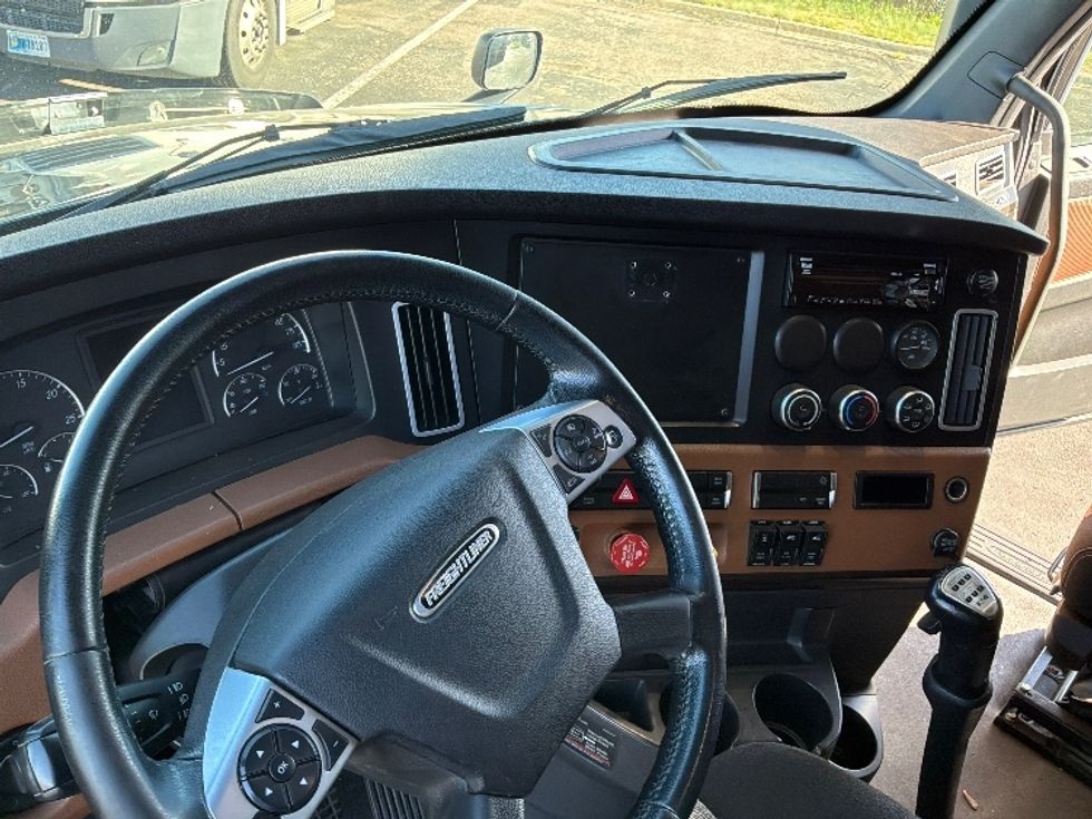 Sleeper Tractor-Heavy Duty Tractors-Freightliner-2021-T12664ST-Denver-CO-725,429\n\t\tmiles-$ 38,750 - Image 11