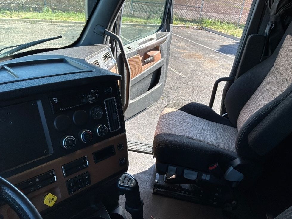 Sleeper Tractor-Heavy Duty Tractors-Freightliner-2021-T12664ST-Denver-CO-725,429\n\t\tmiles-$ 38,750 - Image 12