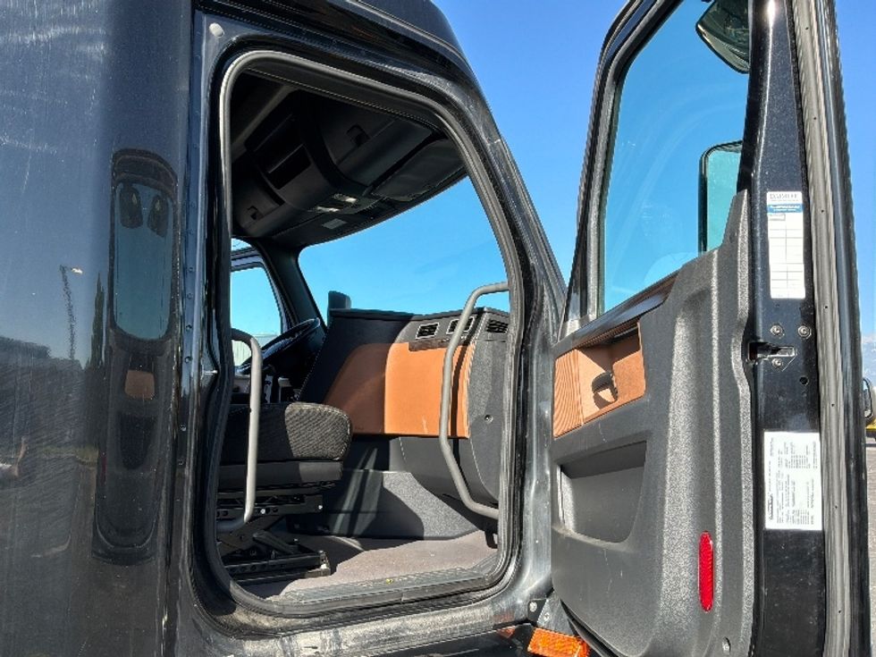 Sleeper Tractor-Heavy Duty Tractors-Freightliner-2021-T12664ST-Denver-CO-725,429\n\t\tmiles-$ 38,750 - Image 13