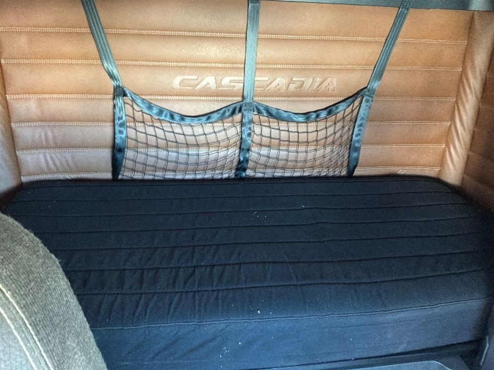 Sleeper Tractor-Heavy Duty Tractors-Freightliner-2021-T12664ST-Denver-CO-725,429\n\t\tmiles-$ 38,750 - Image 16